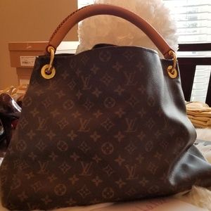 Sold on payment plan!!Louis Vuitton Artsy MM